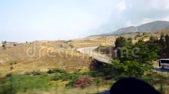 一条蜿蜒的公路穿过乡村视频的预览图