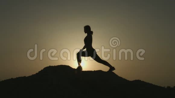 身体灵活的女人练习瑜伽姿势在山上做运动视频的预览图