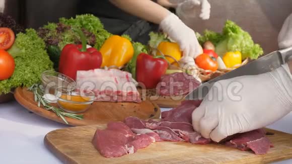 切肉厨师手和手助手厨师准备和准备食物切肉蔬菜和视频的预览图