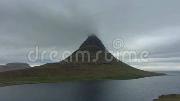 夏天的柯克朱费尔山和多云的天空冰岛鸟瞰图视频的预览图