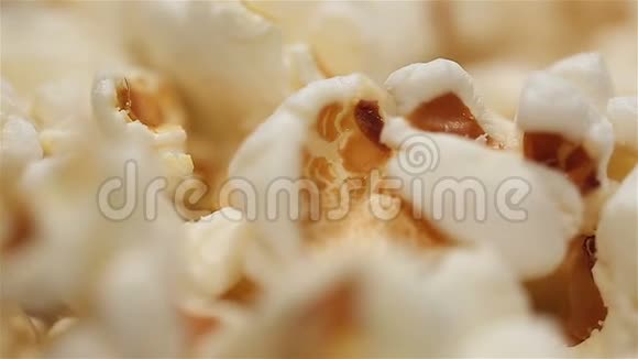 在盘子电影时间高热量食物上旋转的爆米花仁视频的预览图
