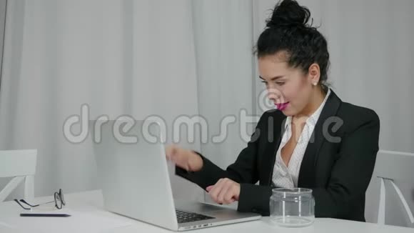 女人从她的笔记本电脑里掏出美元丰度概念视频的预览图