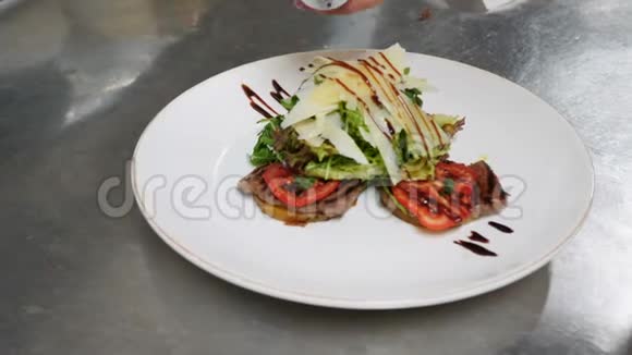 桌上放着美味的沙拉健康的生活方式做美食家慢动作照相机视频的预览图