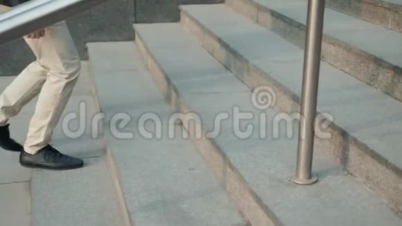 步行上楼人皮鞋商务楼梯步行近景视频的预览图
