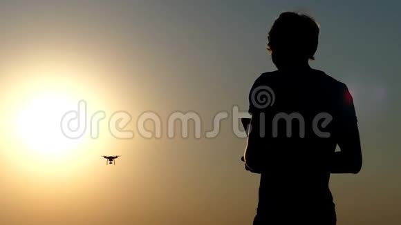 聪明的人指挥一架无人机在斯洛文尼亚金色夕阳下飞行视频的预览图