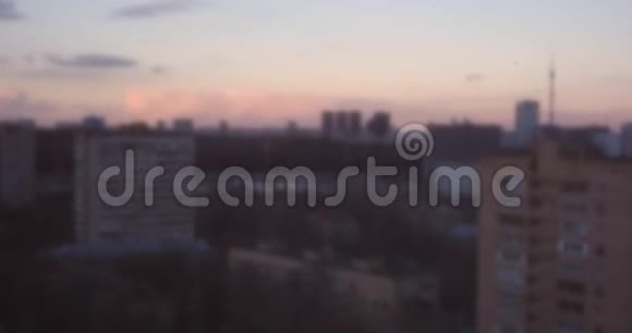 晚上可以看到带公寓街区的莫斯科风景复古风格视频的预览图