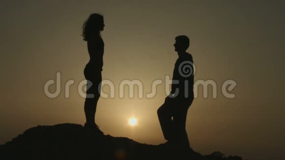 黎明时分男人在山上向女人求婚相爱的幸福夫妻视频的预览图
