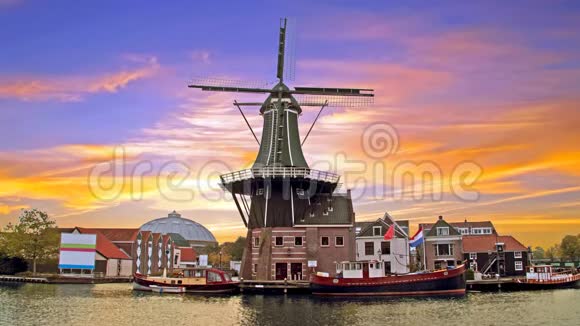 日落时分荷兰哈莱姆著名的阿德里安风车视频的预览图
