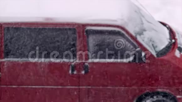 雪雨覆盖红车4K视频的预览图