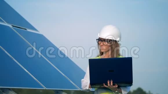 一个工程师检查屋顶上的太阳能电池板替代绿色能源理念视频的预览图