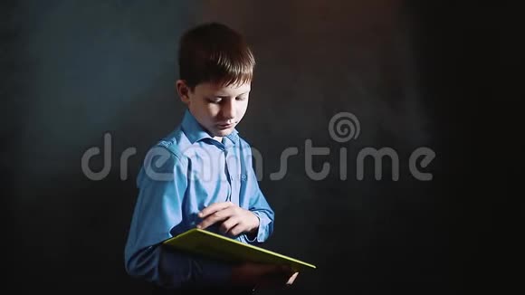 小男孩从事平板电脑网络互联网业务年轻的金发欧洲商人小男孩在视频的预览图