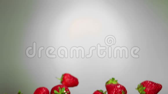 草莓在空中弹跳视频的预览图