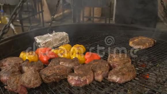 厨师烧烤肉和烤菜辣椒撒在烤架上视频的预览图