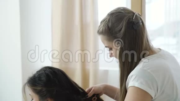 自拍成瘾女朋友休闲发辫视频的预览图