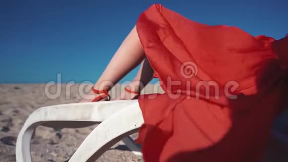 展风红裙视频的预览图