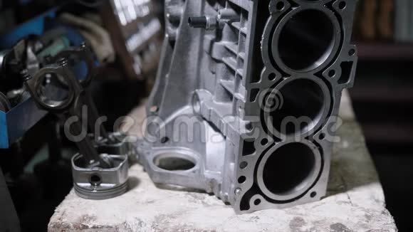 汽车机械师摩擦汽车发动机视频的预览图