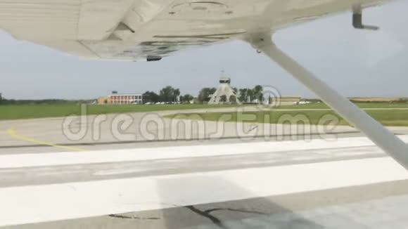 从驾驶舱起飞的小型飞机飞机架上有机翼视频的预览图