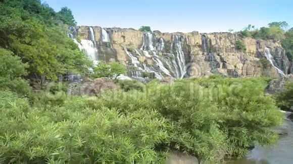 在Pongour瀑布的前景上有灌木和岩石视频的预览图