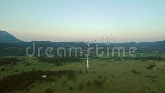 日落时风力涡轮机的空中镜头宽阔景观的高角度视角视频的预览图