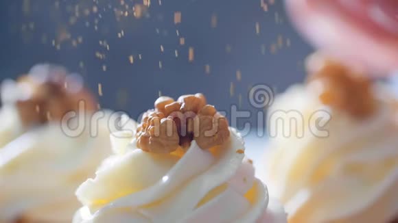 用食品金粉装饰纸杯蛋糕视频的预览图