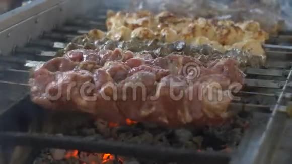 烤架上烤好的肉串上的肉馅视频的预览图
