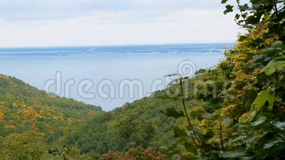 大片宁静的湖泊和绿色的山丘前景视频的预览图