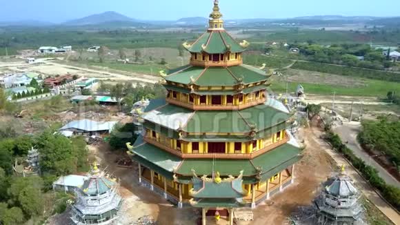 上景巨大的多层寺庙正在建造中视频的预览图