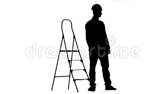 戴着头盔的家伙站在梯子附近剪影白色背景慢动作视频的预览图