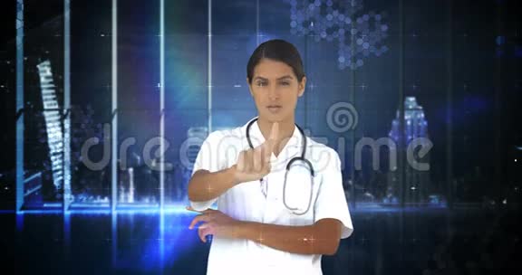 医生触摸虚拟数字接口屏幕视频的预览图