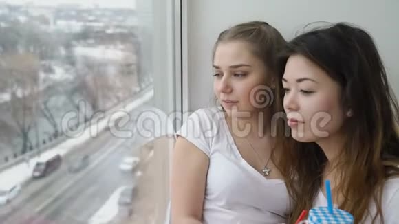 青少年无忧无虑的休闲友谊女孩们聊天视频的预览图