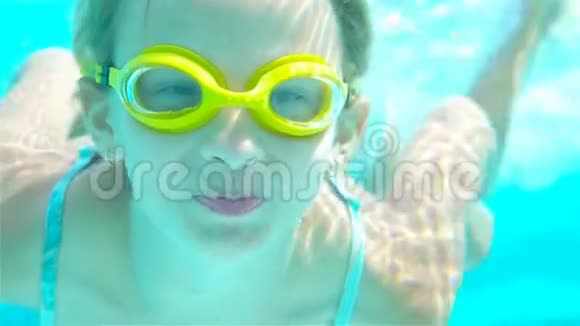 在水下游泳池可爱的小女孩视频的预览图