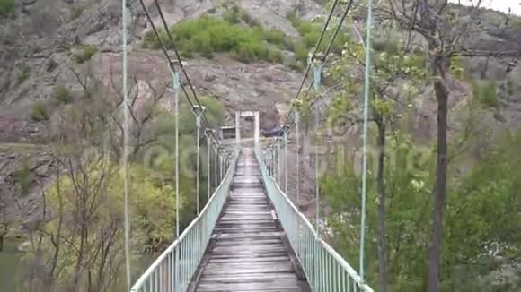在一座古老而危险的吊桥上行走视频的预览图