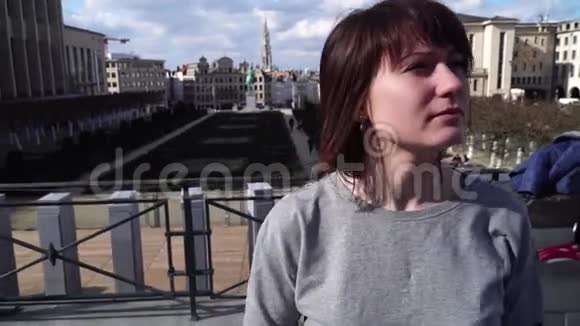 比利时布鲁塞尔市的旅游小姐散步和看景点视频的预览图
