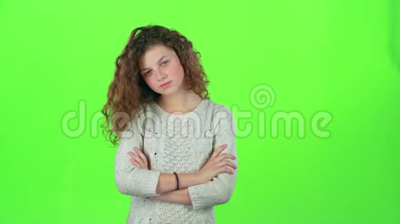 十几岁的女孩很伤心她听到了许多不愉快的消息绿色屏幕视频的预览图