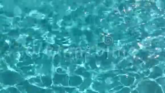 游泳池里的涟漪水面蓝水面背景视频的预览图