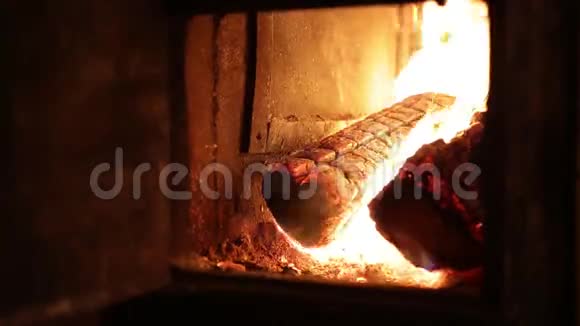木柴在炉子里燃烧视频的预览图