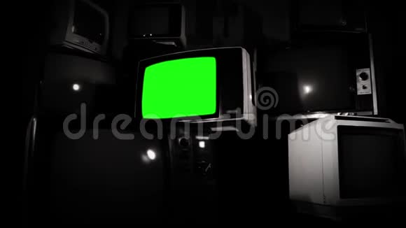 旧电视绿色屏幕与许多电视黑白色调快速放大视频的预览图