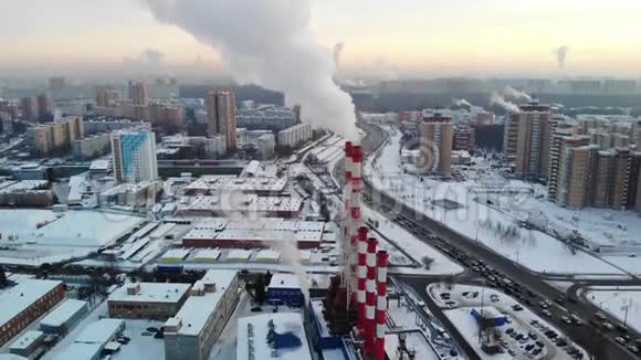 工业区的鸟瞰图有大的红色和白色管道和白色烟雾烟是从工厂的管道中倒入的视频的预览图