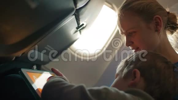 在飞机上有触摸板的母子视频的预览图