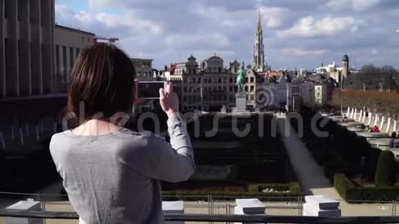比利时布鲁塞尔的女游客在智能手机上拍照视频的预览图