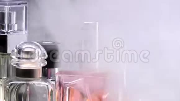 男人女人在烟雾中香水五瓶旋转喷雾视频的预览图