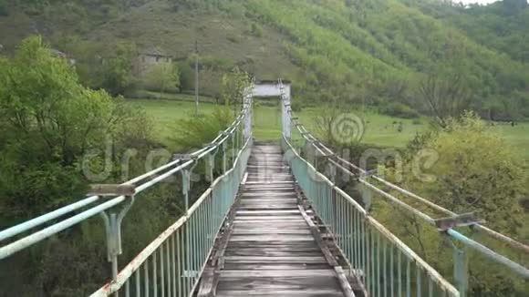 在一座古老而危险的吊桥上行走视频的预览图