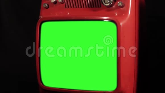 旧的70年代红色电视与绿色屏幕放大视频的预览图