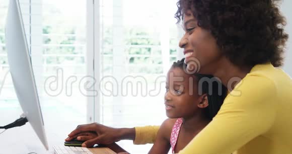 母女俩使用台式电脑视频的预览图