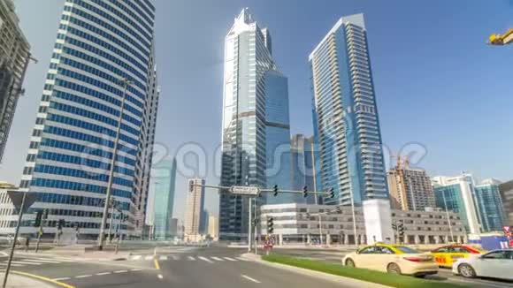 令人惊叹的迪拜天际线延时超移市中心的住宅和商业摩天大楼视频的预览图