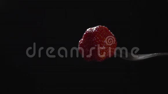 红色的新鲜草莓浆果被钉在铁叉上视频的预览图
