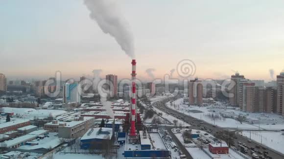 工业区的鸟瞰图有大的红色和白色管道和白色烟雾烟是从工厂的管道中倒入的视频的预览图