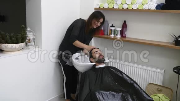 女理发师洗男头视频的预览图