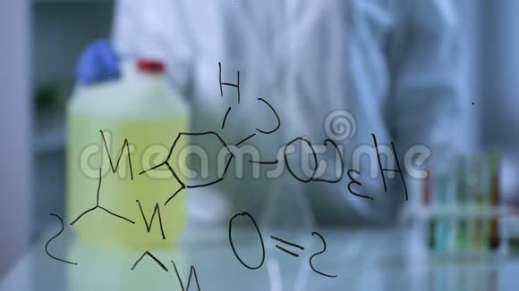 科学家将生物燃料倒入实验室烧瓶玻璃板上的化学配方视频的预览图
