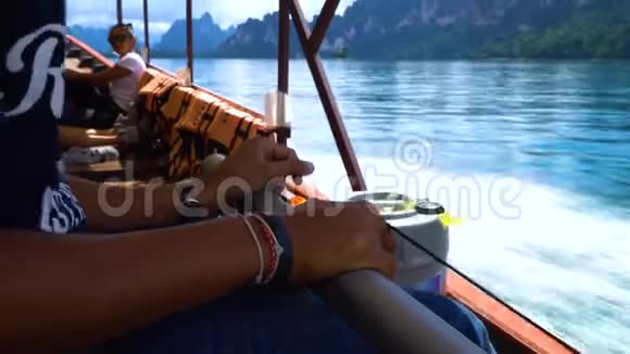 泰国渔夫带着一个女孩驾驶长尾船美丽的风景视频的预览图